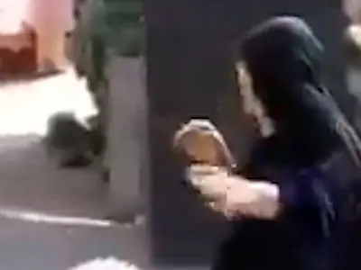 فیلم دست درازی به بدن زن چادری در ایست بازرسی یک مامور / این ها از انسانیت بویی نبرده اند 