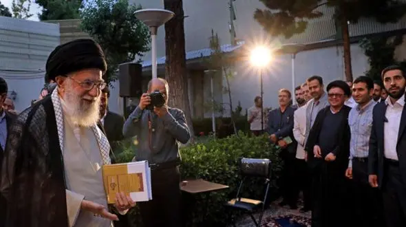 وقتی رهبر معظم انقلاب در دیدار اخیرشان شاعری که 18 سال پیش برایشان شعری خوانده بود را به یاد آوردند؛ مهمان کردن رهبری به اشعار تُرکی  توسط شاعر خوش‌ذوق+ فیلم