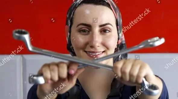 لطیف‌ ترین مکانیک تهران کیست ؟! + عکس ها و گوشواره عجیب کیانا یار احمدی !