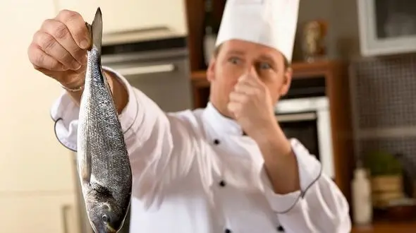 ترفندهای از بین بردن بوی ماهی در خانه