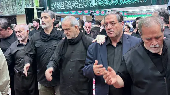 حضور رئیس‌جمهور در مراسم شام غریبان حسینی در ارومیه + فیلم و عکس