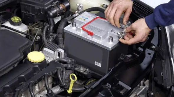 کشف دپوی 7 میلیاردی باطری از یک انبار!