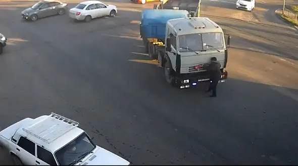 فیلم لحظه دلخراش تصادف شدید تریلی با پیرمرد وسط خیابان