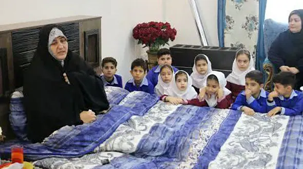 فیلم معلم فداکاری که با وجود کمر درد شدید؛ روی تخت در کلاس درس حاضر شد