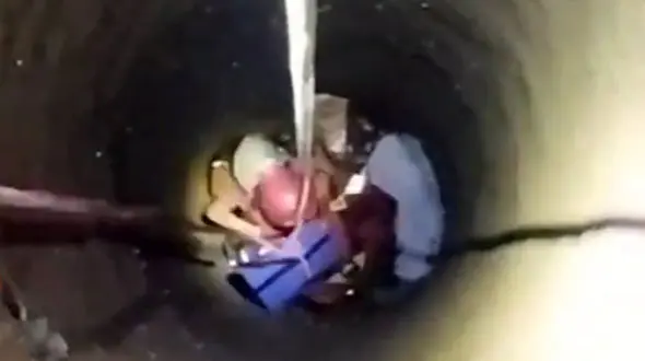 نجات معجزه آسای کودک 8 ساله از عمق چاه 10 متری / در سبزوار رخ داد