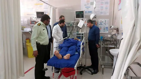 شاهدان عینی از حادثه مسجد شیراز گفتند / مرد چاقو به دست چگونه 9 تن را مجروح کرد؟ + عکس