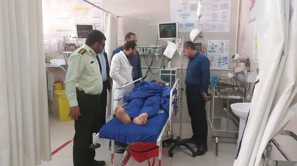 شاهدان عینی از حادثه مسجد شیراز گفتند / مرد چاقو به دست چگونه 9 تن را مجروح کرد؟ + عکس