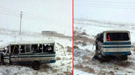 واژگونی مینی بوس در جاده برفی+ تصاویر