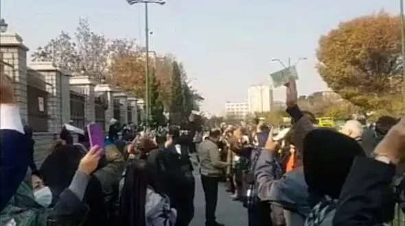 تجمع جمعی از معلمان بازنشسته مقابل مجلس