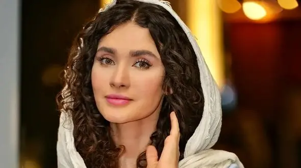 عکس ها / زیبایی منحصربفرد «ساناز سعیدی» خانم بازیگر بچه مهندس خارج از سریال با تیپ و استایل  آبی آسمانی