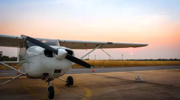 فیلم تصادف هواپیما با خودروها در یک بزرگراه آمریکایی + فیلم