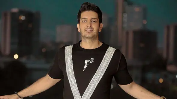 عکس عجیب فرزاد فرزین و همسرش در قهوه خانه  +  گردنبند حاشیه ساز آقای خواننده