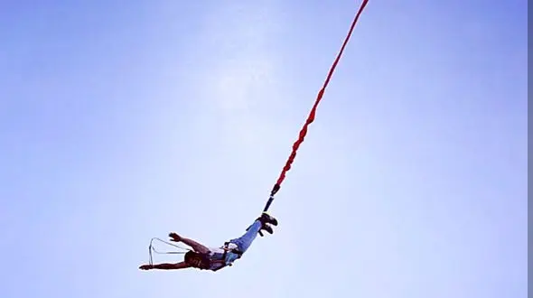 ببینید / سقوط دختر توسط بانجی جامپینگ