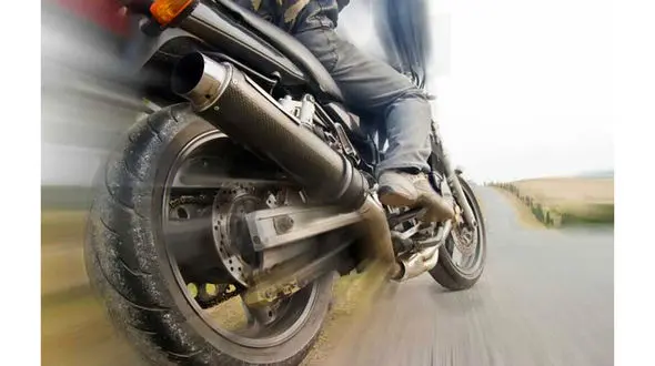 فیلم لحظه وحشتناک تصادف یک موتورسوار در خیابانی خلوت !