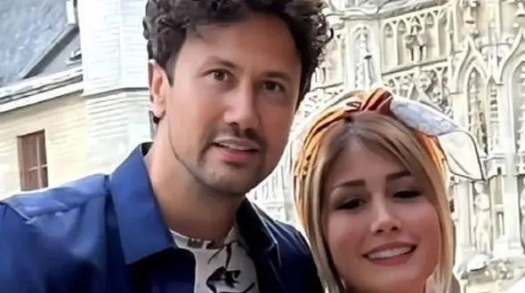 فیلم آواز باشکوه و عاشقانه سپیده بزمی پور همسر شاهرخ استخری  با اجرای زنده پیانو/ بعد از رضا گلزار شاهرخ استخری هم موسیقی   هدف قرار داد ! 