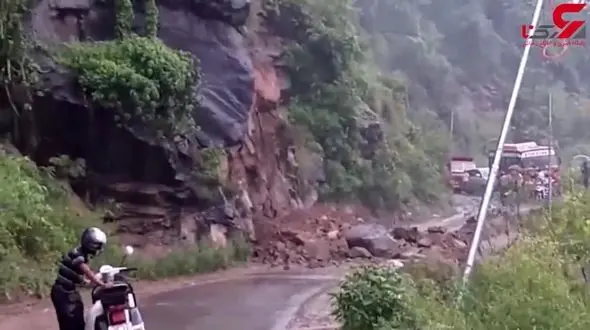 نجات جوان موتورسوار از ریزش کوه در کسری از ثانیه + تصویر