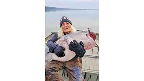 صید ماهی عجیب توسط یک زن + عکس