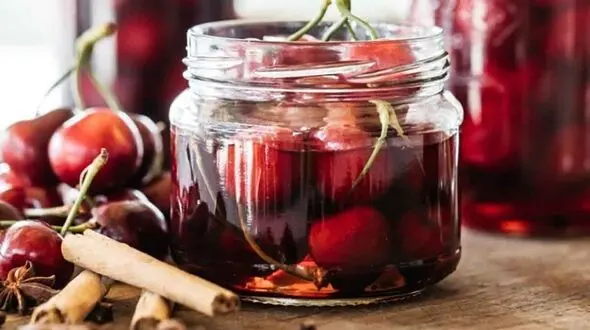 طرز تهیه ترشی آلبالو خانگی؛ آموزش 4 روش خوشمزه برای تهیه ترشی خوشرنگ و ملس