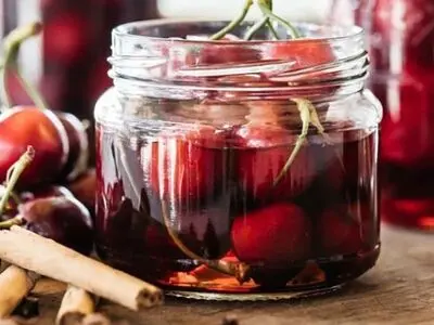 طرز تهیه ترشی آلبالو خانگی؛ آموزش 4 روش خوشمزه برای تهیه ترشی خوشرنگ و ملس