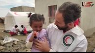 رفتار جالب امدادگر هلال احمر با یک دختر زیبا در سیستان و بلوچستان + فیلم