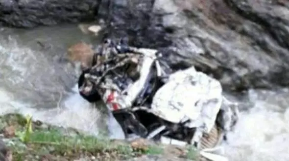 سقوط عجیب خودرو به دریا در اسکله پسابند چابهار + فیلم