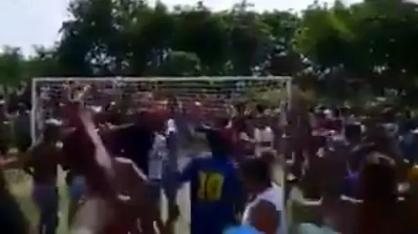 تیراندازی در زمین فوتبال بخاطر شادی پس از گل تماشاچی + فیلم