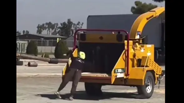 فاجعه در محل کار  دستگاه غول‌پیکر جان کارگر را بلعید + فیلم