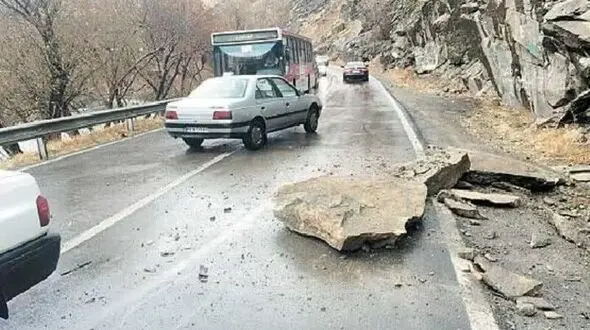 بارندگی شدید در لرستان برخی محورهای مواصلاتی را مسدود کرد


