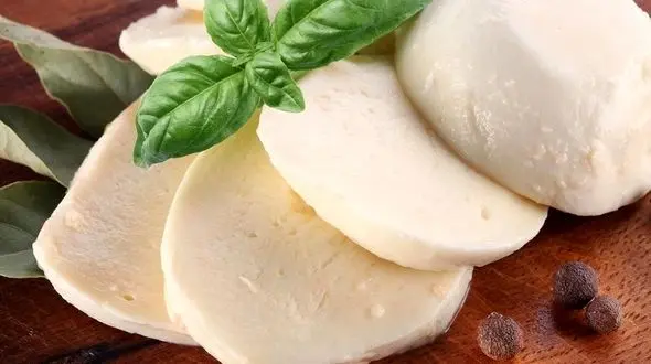 با این روش در خانه پنیر موزارلا درست کنید