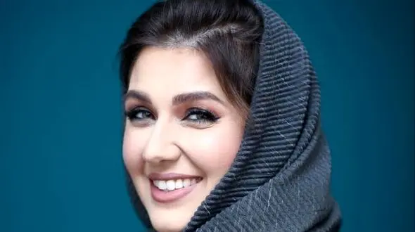 مدل مانتو مزونی ژاکارد گلوریا هاردی بازیگر سریال کیمیا با طراحی خاص شکوفه های ژاپنی+عکس