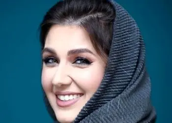 مدل مانتو مزونی ژاکارد گلوریا هاردی بازیگر سریال کیمیا با طراحی خاص شکوفه های ژاپنی+عکس