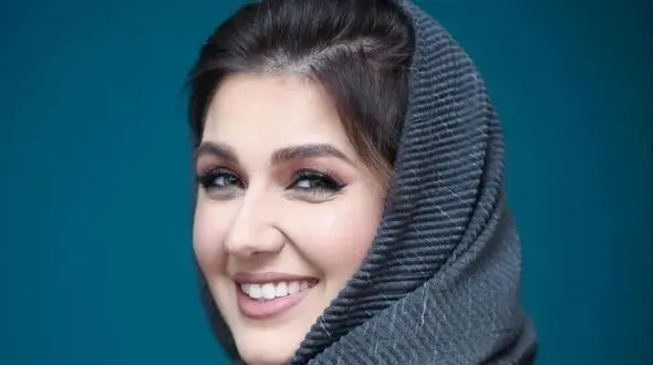 مدل مانتو مزونی ژاکارد گلوریا هاردی بازیگر سریال کیمیا با طراحی خاص شکوفه های ژاپنی+عکس