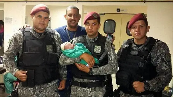 عروسک رها شده زنده بود + عکس