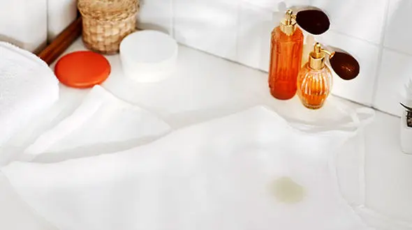 چگونه لکه عطر را از روی لباس پاک کنیم؟