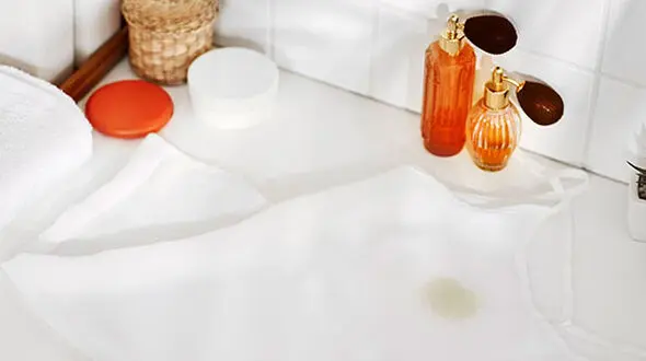 چگونه لکه عطر را از روی لباس پاک کنیم؟