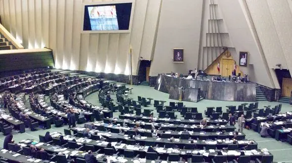 مجلس بر مصوبه پرداخت فوق‌العاده خاص کادر درمان اصرار کرد
