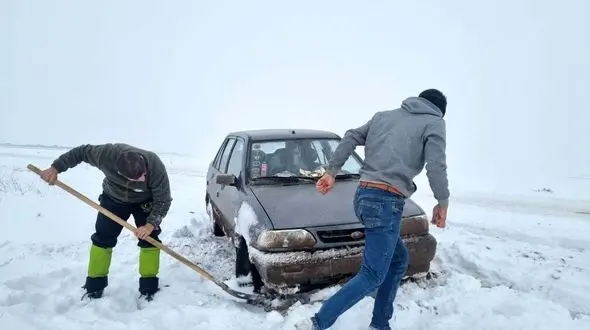 آخرین وضعیت جوی و ترافیکی جاده‌ها/ برف و باران در محورهای ۱۸ استان و انسداد ۱۱ مسیر