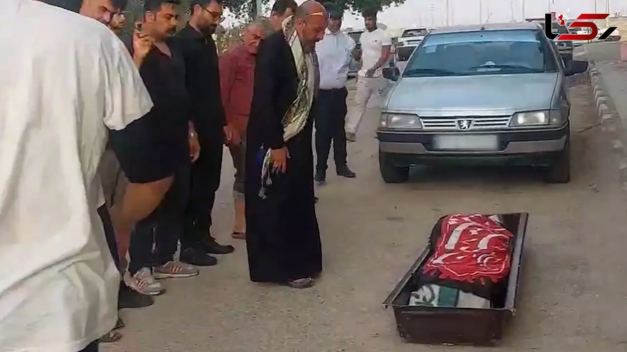 خاکسپاری پیرزن تنها مانده در خانه سالمندان با حضور پرشور مردم خرمشهر + فیلم