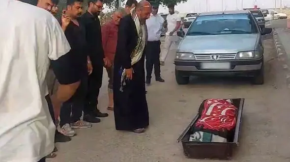 خاکسپاری پیرزن تنها مانده در خانه سالمندان با حضور پرشور مردم خرمشهر + فیلم