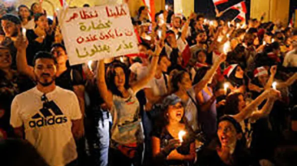 عجیب و غریب‌های شورش عروس خاورمیانه؛ عکس‌های یادگاری و رقص‌های خیابانی در لبنان
