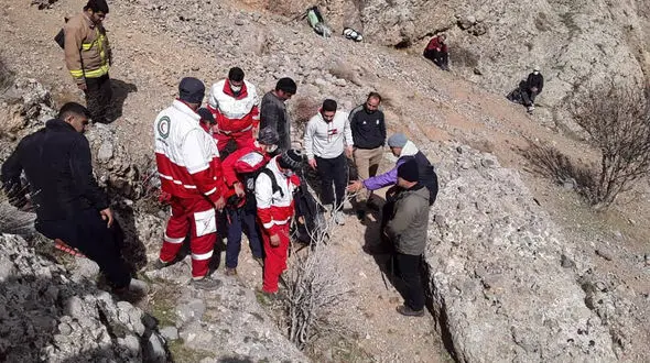 سقوط مرگ 2  زن و مرد که به تنهایی در کوه بودند / در شیراز رخ داد
