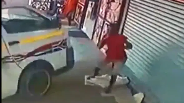 نجات مرد کارتن خواب از تصادف با ون 