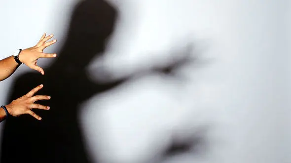 آزار گروهی به پسر 16 ساله با تهدید اسلحه/ بچه محل ها در قهوه خانه چه کردند؟