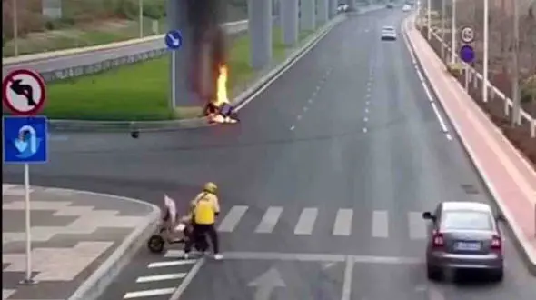 نجات ناباورانه یک پیک موتوری از زنده زنده سوختن در خیابان + فیلم 