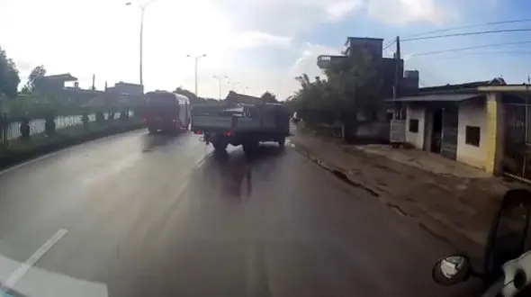 اقدام خطرناک یک پیرمرد در جاده + فیلم