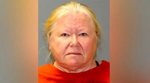 این زن سگ هار ا با شکنجه می کشت! / 130 سگ در خانه او زنده بودند !+عکس