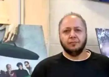 عکس سفر زمان /  «مازیار (شهره) لرستانی» در پشت‌صحنه آخرین سریالش وسط خانم بازیگران ...