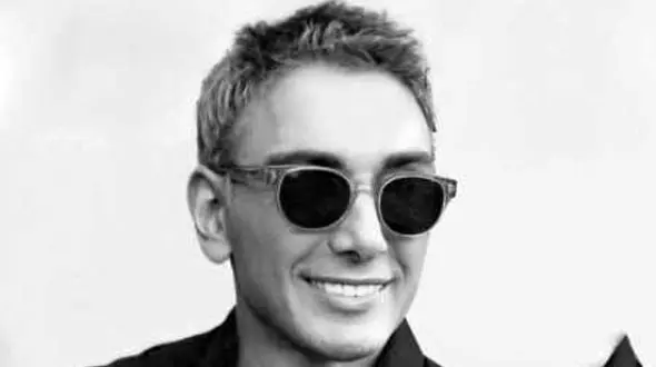 دانلود آهنگ باشکوه شادمهر عقیلی به نام هیچکسی هم قدمت نیست / میگن هیچ عشقی تو دنیا مثله عشقه اولین نیست + متن کامل