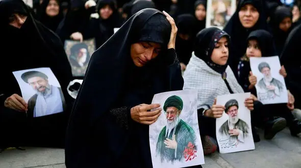 تصاویر خاص خبرگزاری رویترز از مراسم وداع با رهبر شهید در مصلی تهران