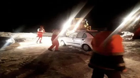  یک قدم تا مرگ در دریاچه حوض سلطان / 13 قمی گرفتار بودند